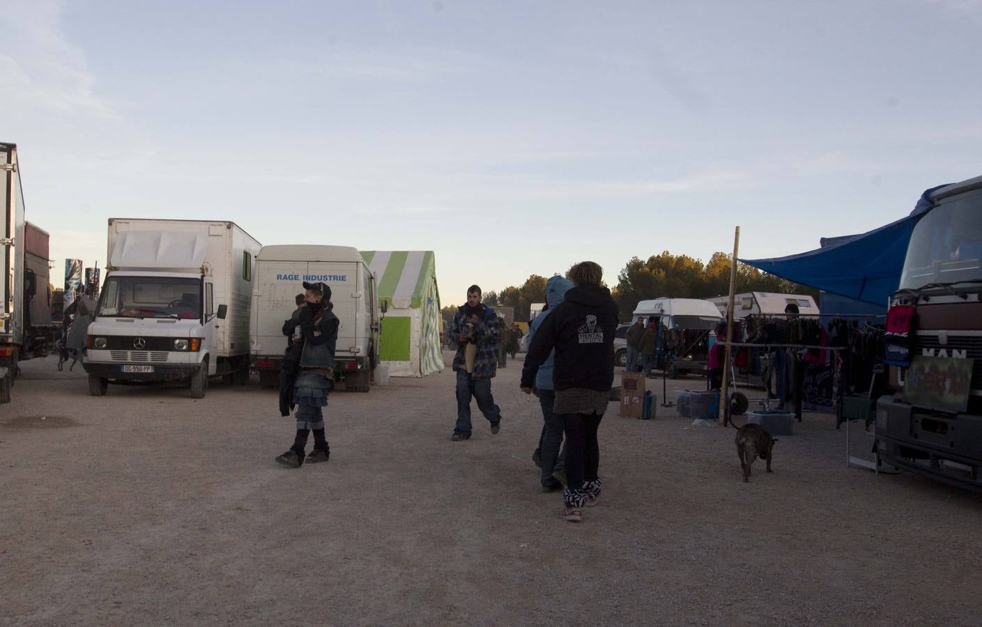 Una &#039;rave&#039; ocupa el aeródromo de Benagéber desde Nochevieja