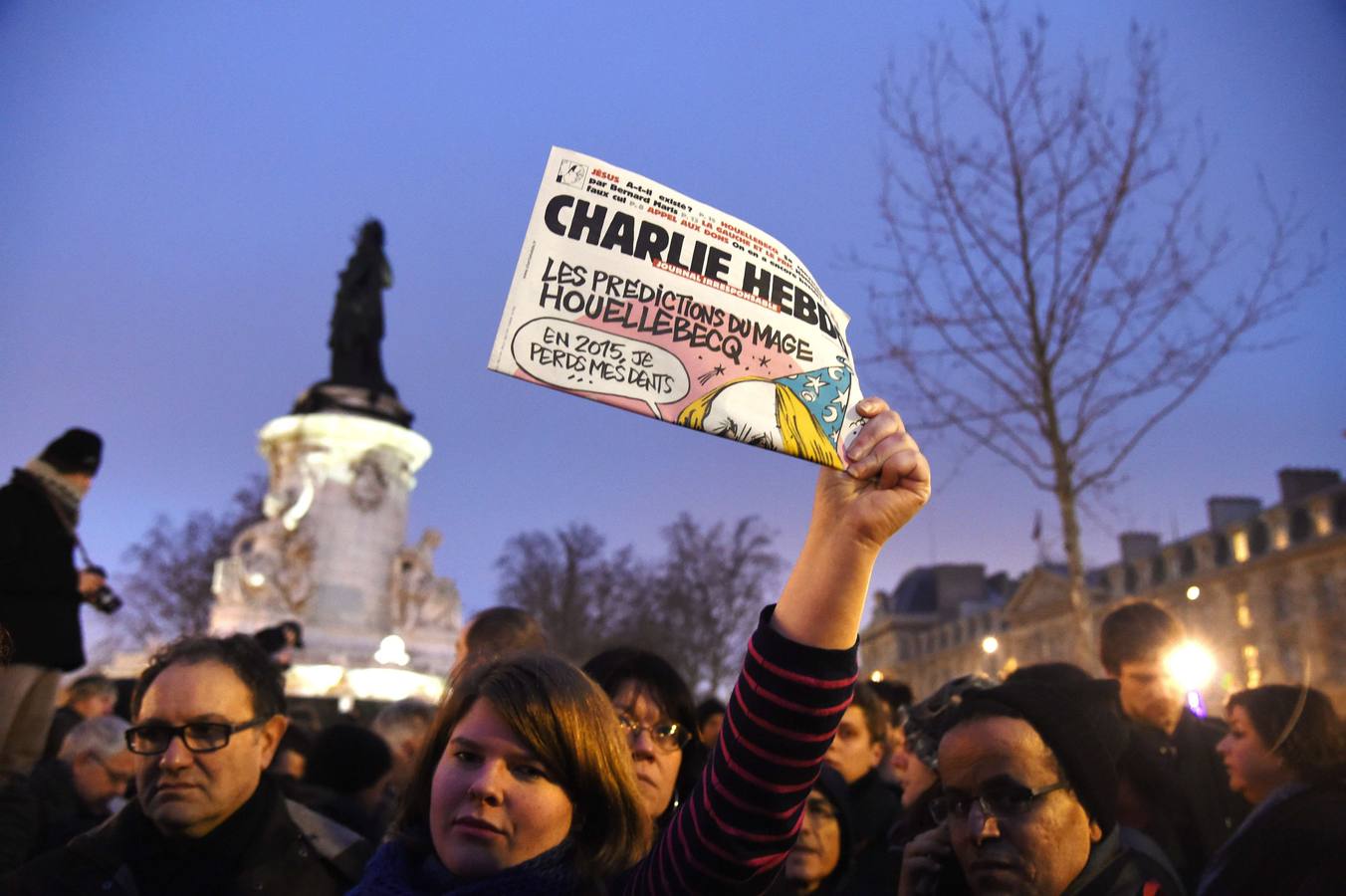 Una multitud silenciosa se manifiesta en París contra el atentado