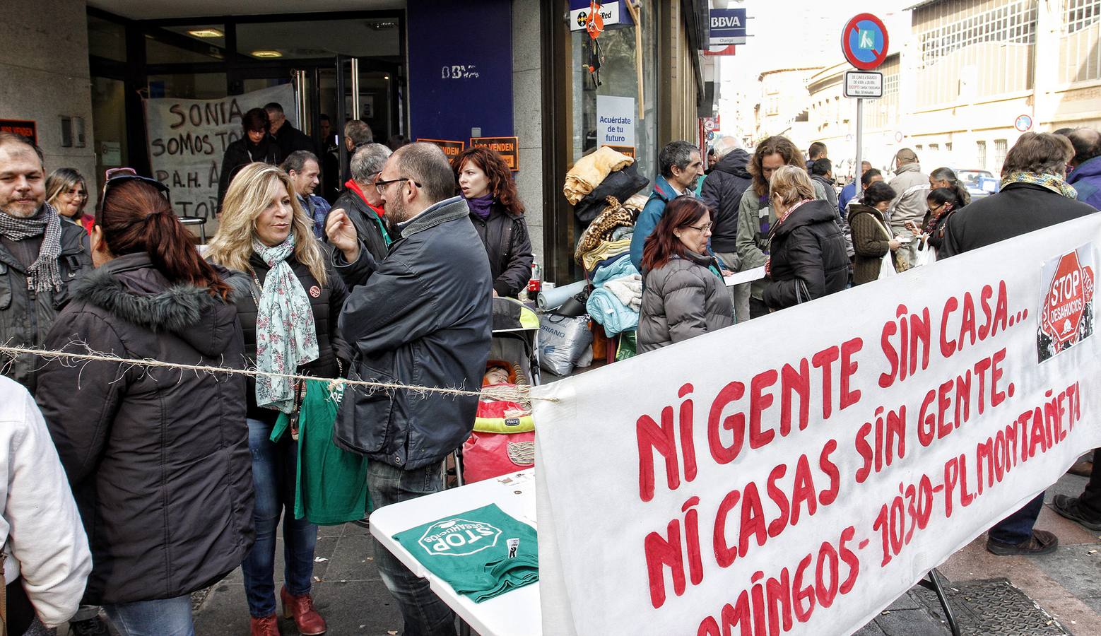 Dos afectados por desahucio se manifiestan en Alicante