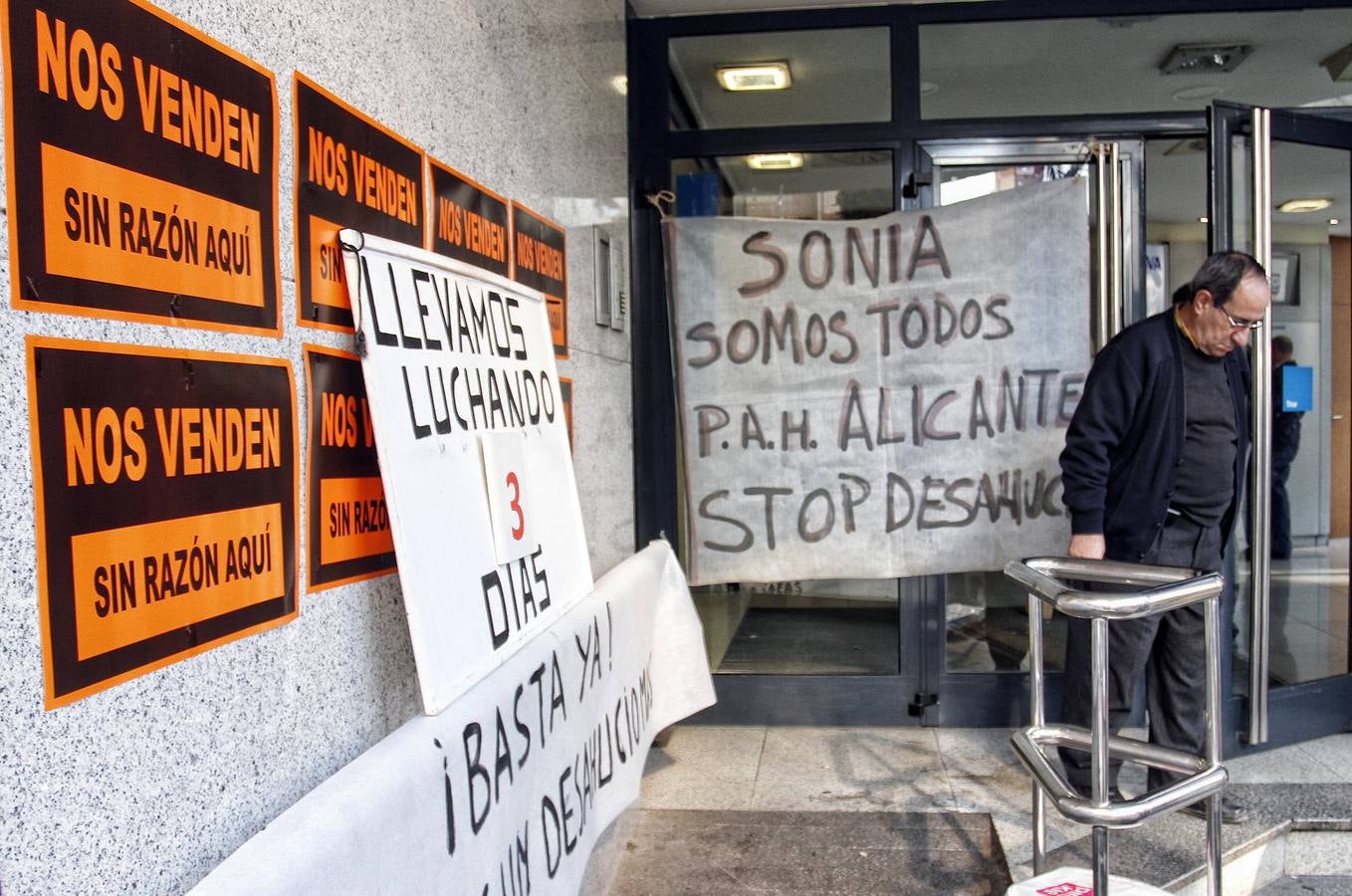 Dos afectados por desahucio se manifiestan en Alicante