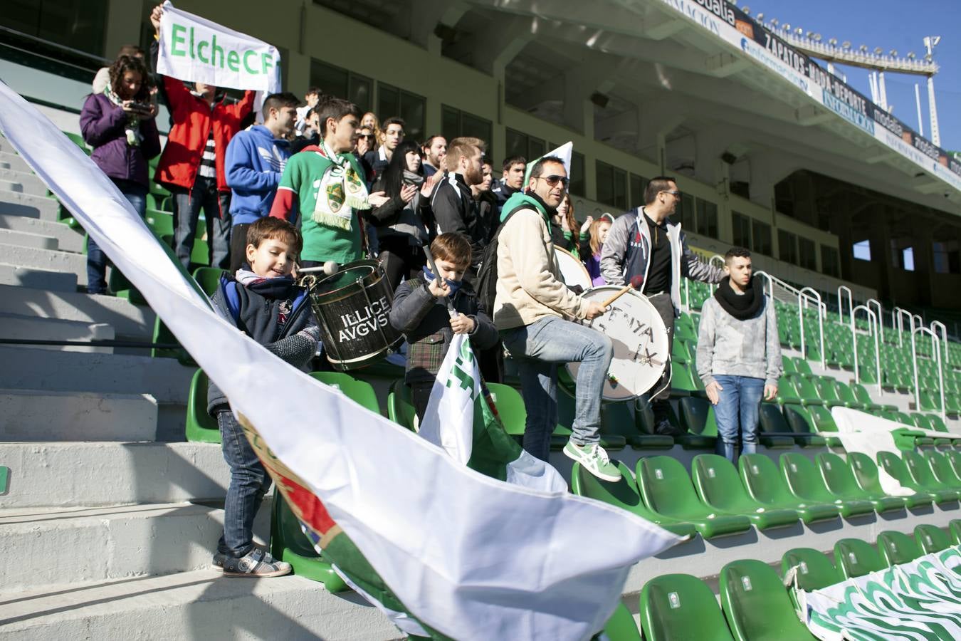 Las peñas del Elche animan al equipo