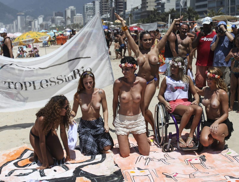 Las mujeres de Río de Janeiro reivindican el derecho al topless