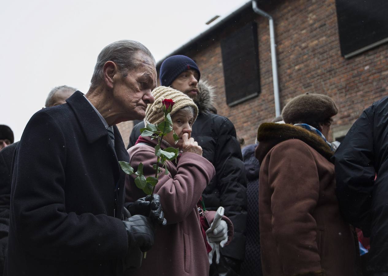 Rajoy considera que la conmemoración de los 70 años de la liberación del campo de concentración de Auschwitz "debe servir para mantener vivos, ahora y en el futuro, el recuerdo y la memoria de las víctimas del Holocausto", que ha calificado como "uno de los capítulos más sombríos de la historia de la humanidad".