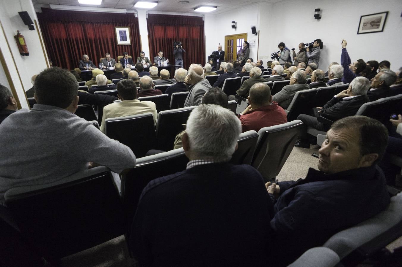 Císcar visita el Juzgado de Aguas de Orihuela