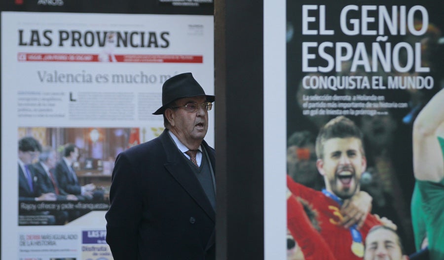 Los valencianos visitan la exposición de portadas históricas de LAS PROVINCIAS