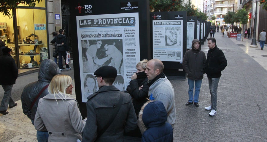 Los valencianos visitan la exposición de portadas históricas de LAS PROVINCIAS