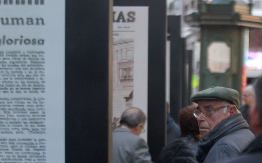 Los valencianos visitan la exposición de portadas históricas de LAS PROVINCIAS