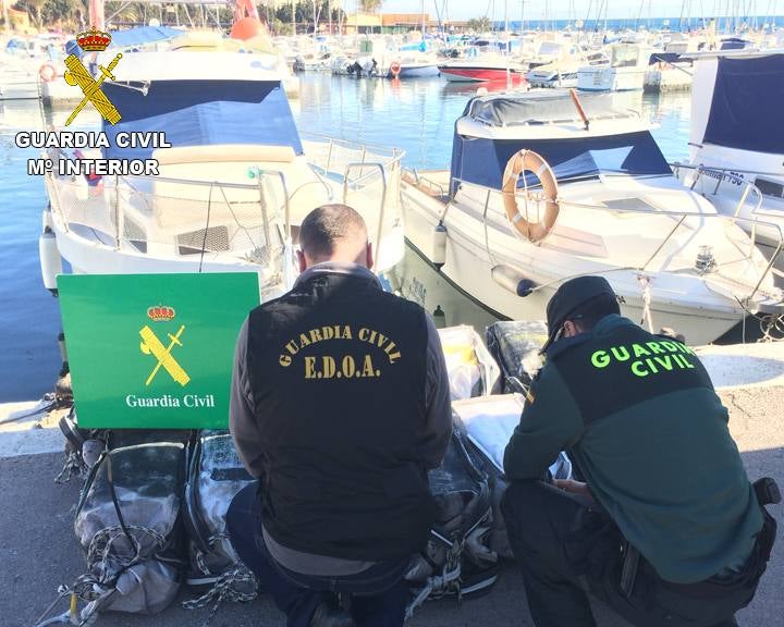 La Guardia Civil se incauta de 465 kg de cocaína en Pilar de la Horadada. En la operación han sido detenidas 2 personas como presuntos autores de un delito contra la salud pública y se ha intervenido dos vehículos así como numerosa documentación localizada en la embarcación.