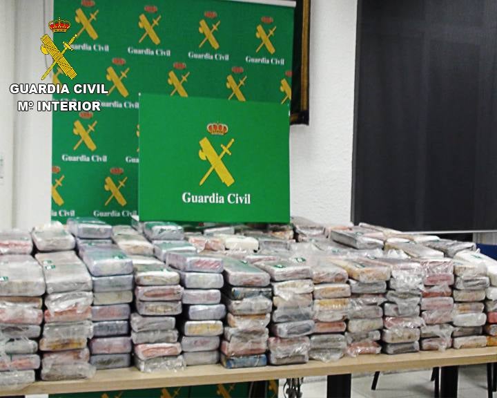 La Guardia Civil se incauta de 465 kg de cocaína en Pilar de la Horadada. En la operación han sido detenidas 2 personas como presuntos autores de un delito contra la salud pública y se ha intervenido dos vehículos así como numerosa documentación localizada en la embarcación.