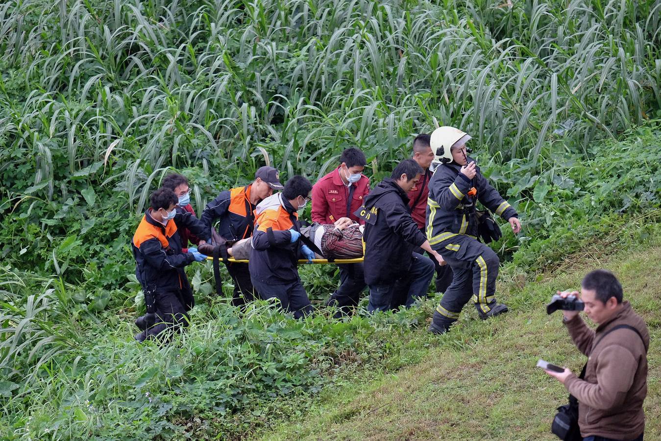 Se estrella un avión con 58 ocupantes en un río de Taiwán. El avión, un ATR-72, cubría el trayecto entre Taipei y Jinmen y se precipitó al río Jilong tras golpear un viaducto. Los servicios de emergencias trabajn en el lugar del impacto buscando supervivientes y atendiendo a los heridos.