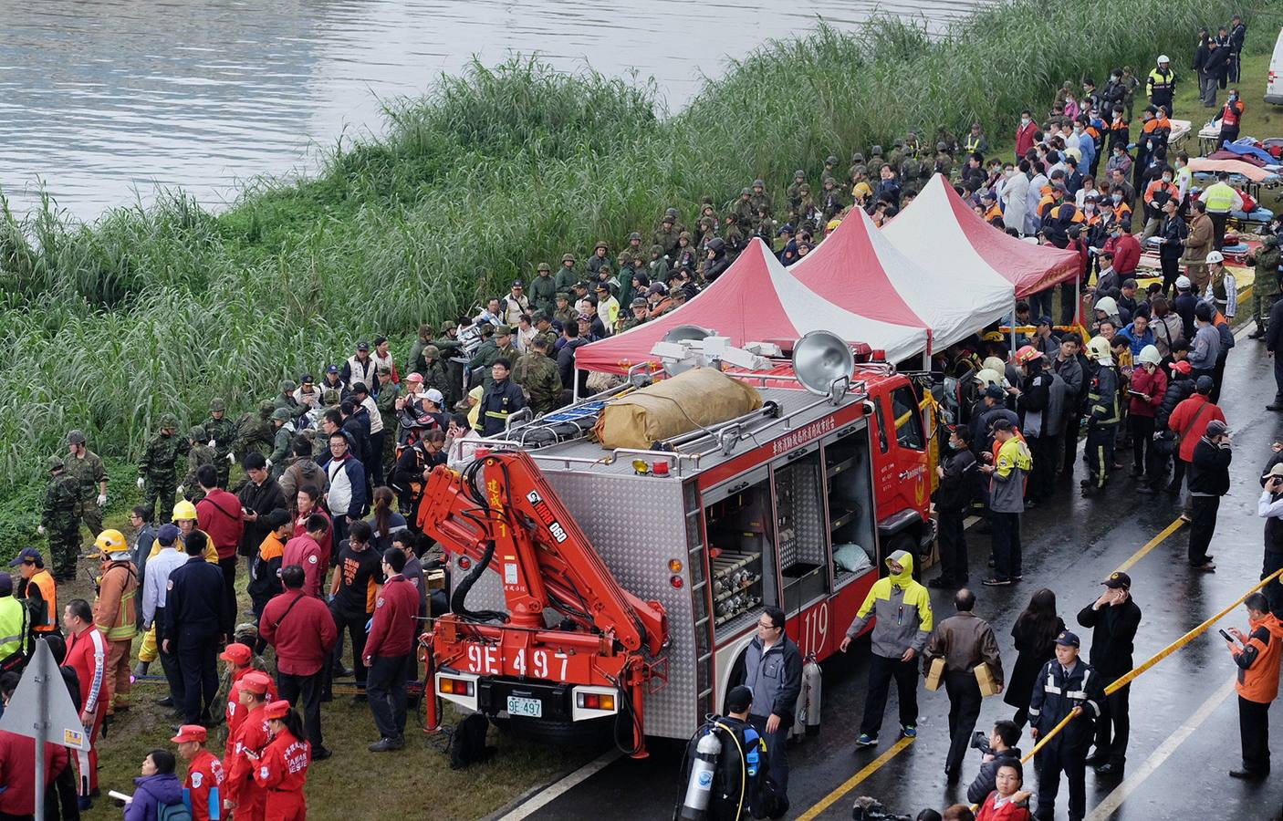 Se estrella un avión con 58 ocupantes en un río de Taiwán. El avión, un ATR-72, cubría el trayecto entre Taipei y Jinmen y se precipitó al río Jilong tras golpear un viaducto. Los servicios de emergencias trabajn en el lugar del impacto buscando supervivientes y atendiendo a los heridos.