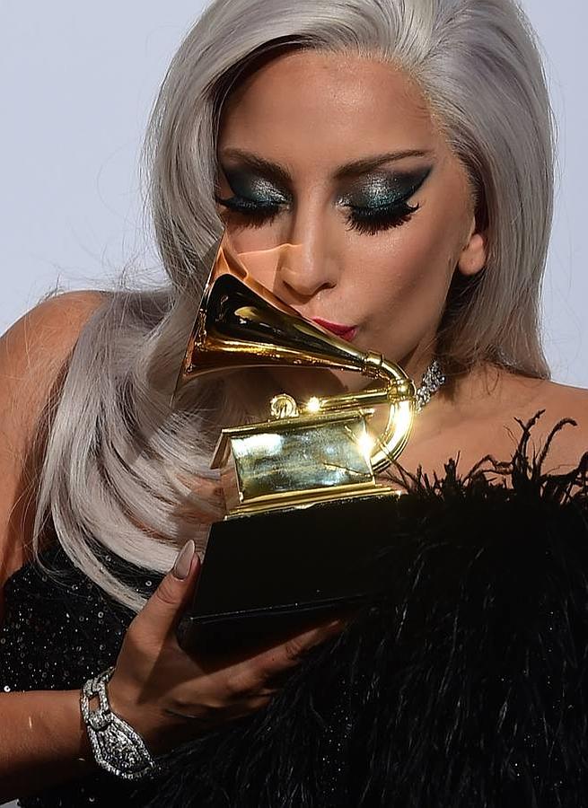 Lady Gaga besa su Grammy. La cantante se llevó un premio.