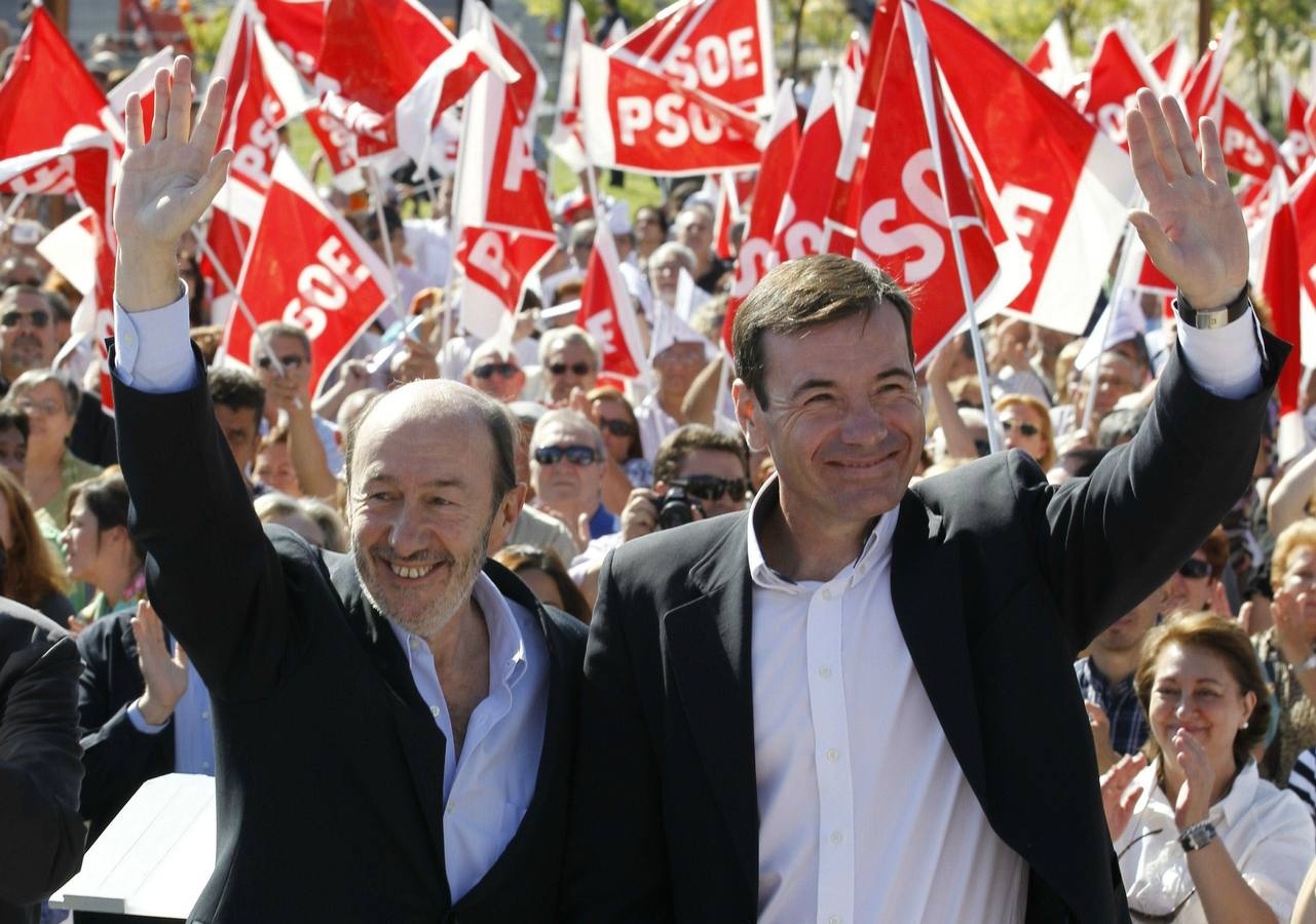 Tomás Gómez, con Alfredo Pérez Rubalcaba en un acto en Alcorcón en 2011.