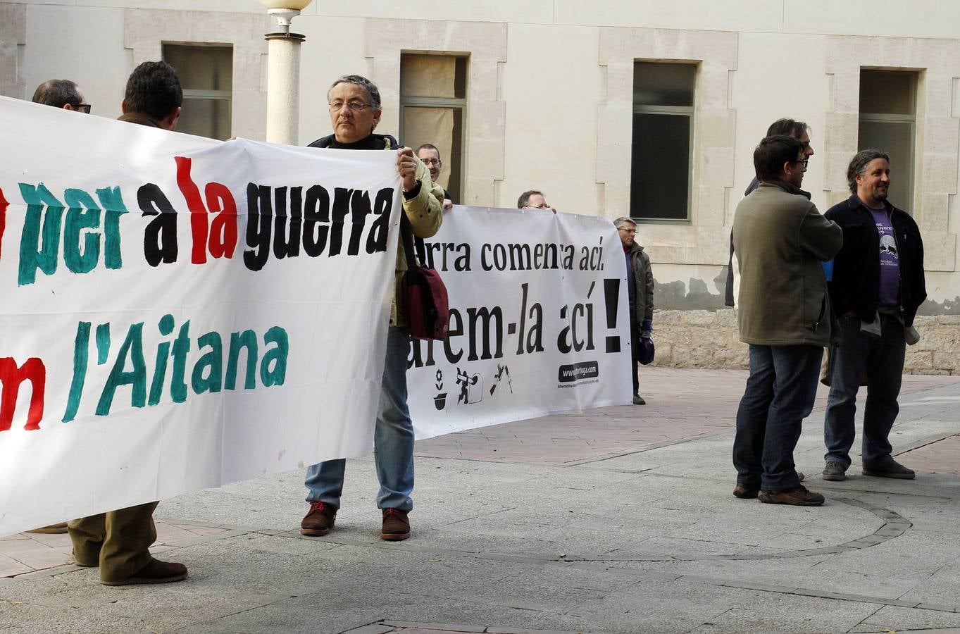 Protesta antimilitarista a las puertas del Juzgado de Benalúa