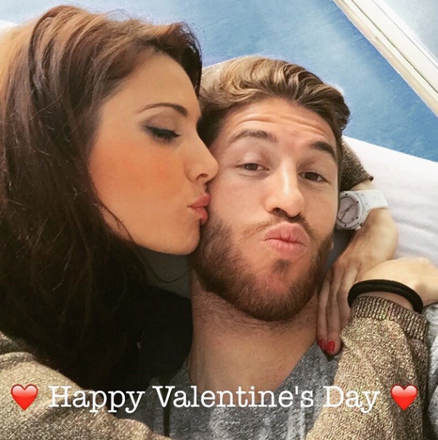 Pilar Rubio ha publicado una foto junto a Sergio Ramos con el siguiente mensaje: "Feliz día de los enamorados! Happy Valentine's Day! @SergioRamos Te amo con locura".