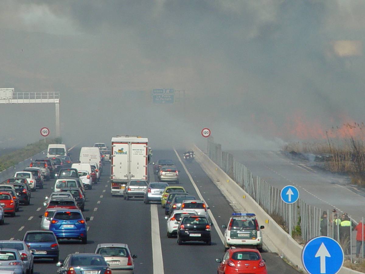Fotos del incendio en Massalfassar, junto al centro comercial El Manar