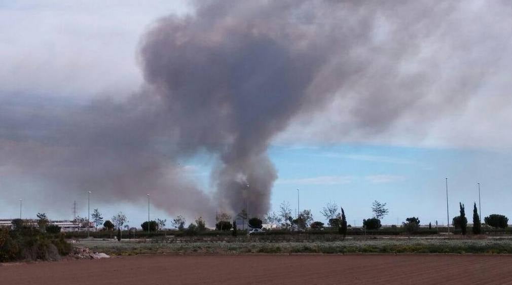 Fotos del incendio en Massalfassar, junto al centro comercial El Manar