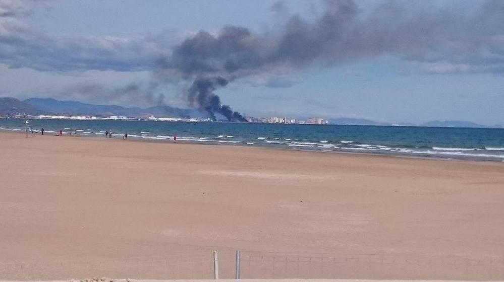 Fotos del incendio en Massalfassar, junto al centro comercial El Manar