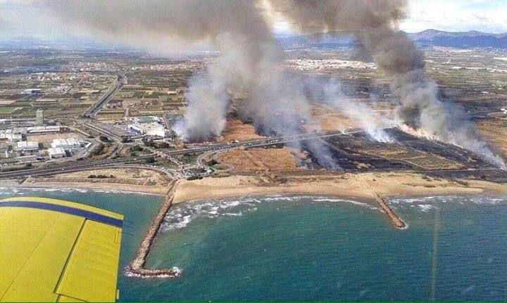 Fotos del incendio en Massalfassar, junto al centro comercial El Manar