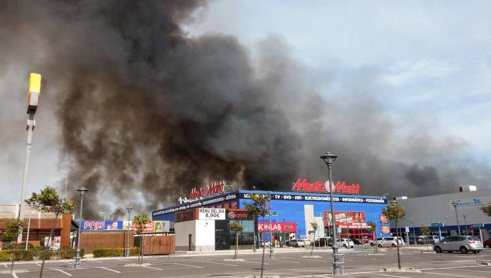 Fotos del incendio en Massalfassar, junto al centro comercial El Manar