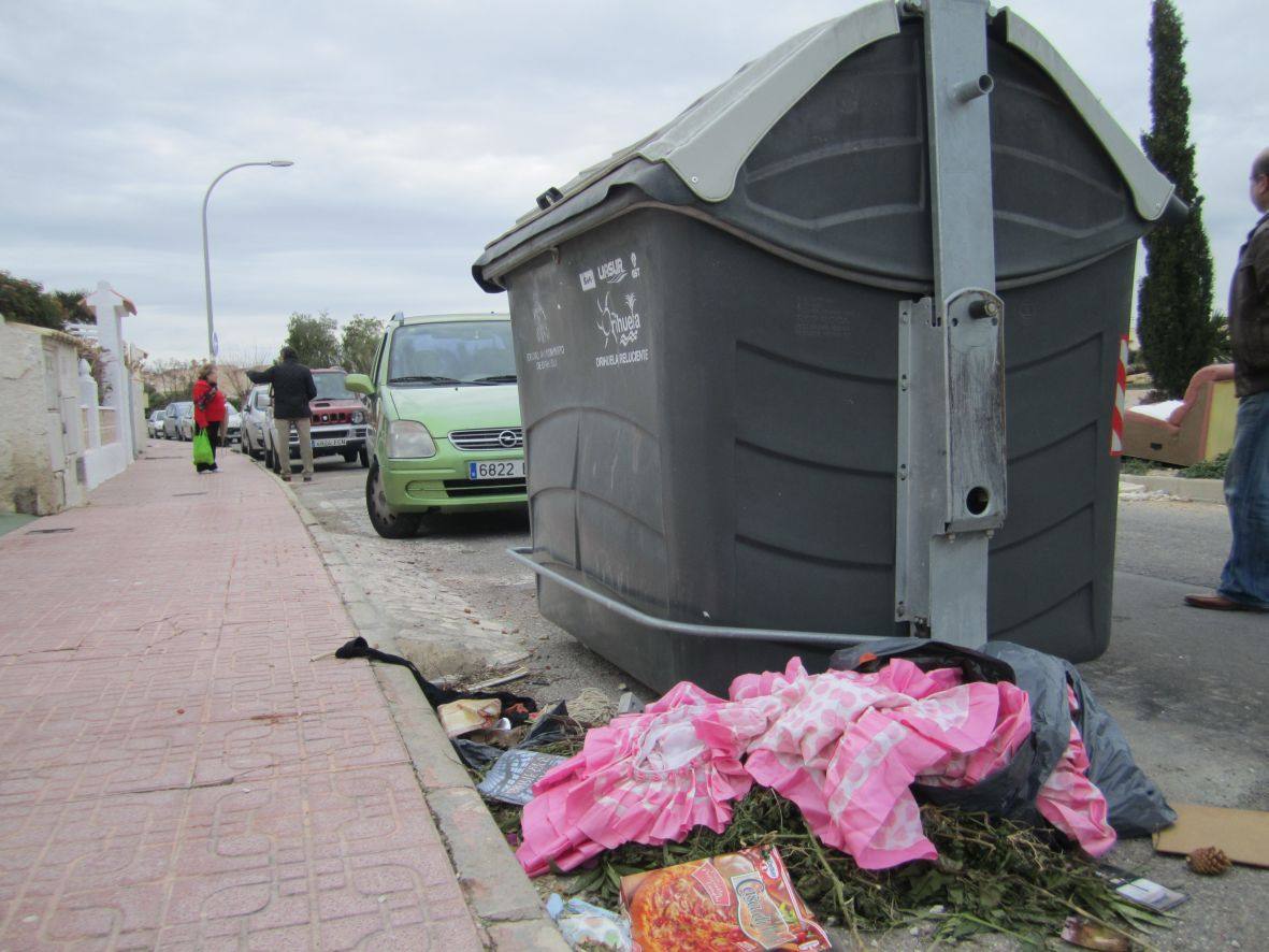 Acumulación de basuras en urbanizaciones de Orihuela