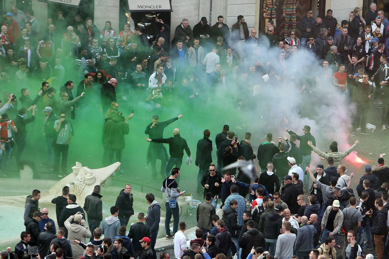 Hinchas del Feyenoord provocan graves disturbios en Roma