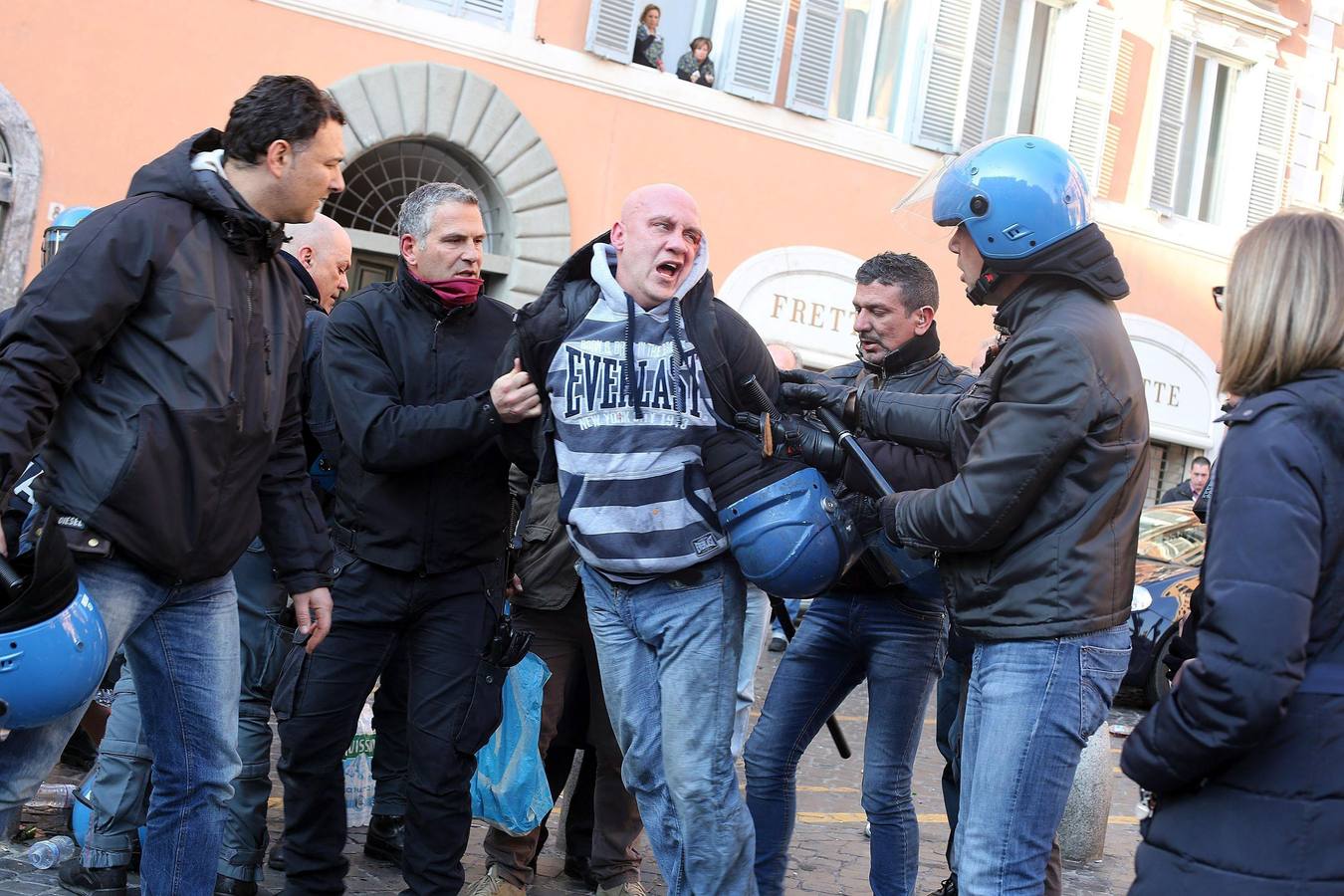 Hinchas del Feyenoord provocan graves disturbios en Roma