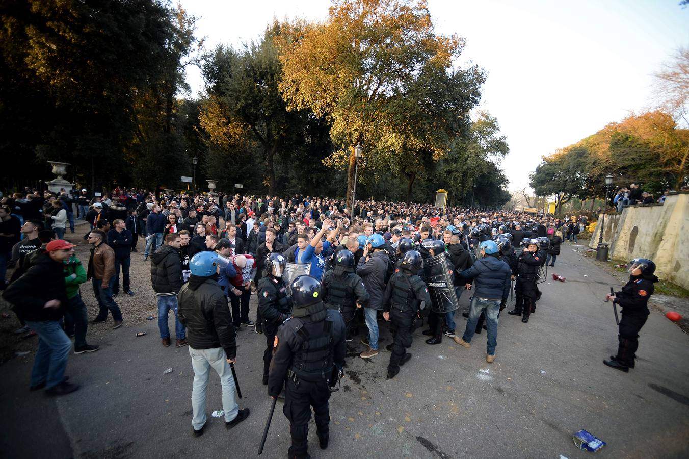 Hinchas del Feyenoord provocan graves disturbios en Roma