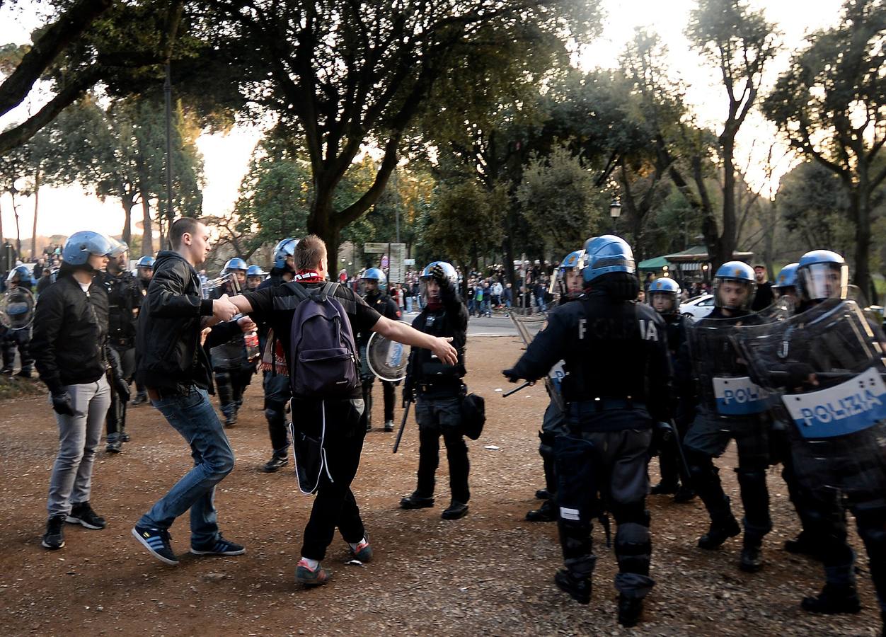 Hinchas del Feyenoord provocan graves disturbios en Roma