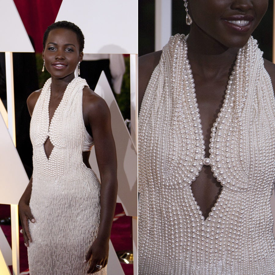 Lupita Nyong'o desfiló por la alfombra roja de los Oscar con un vestido de Calvin Klein Collection elaborado con 6.000 perlas.