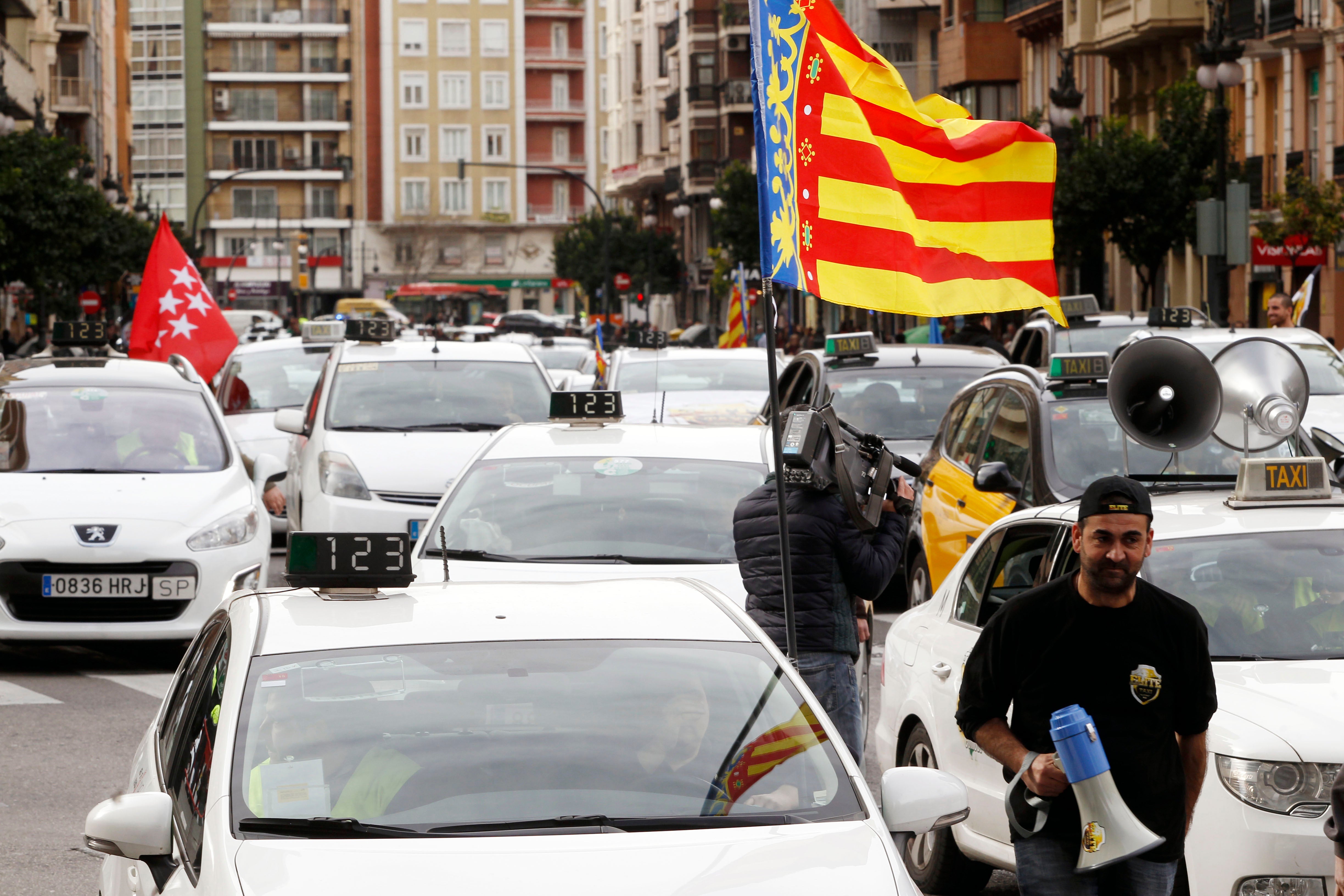 Huelga de taxis, interinos y estudiantes en Valencia