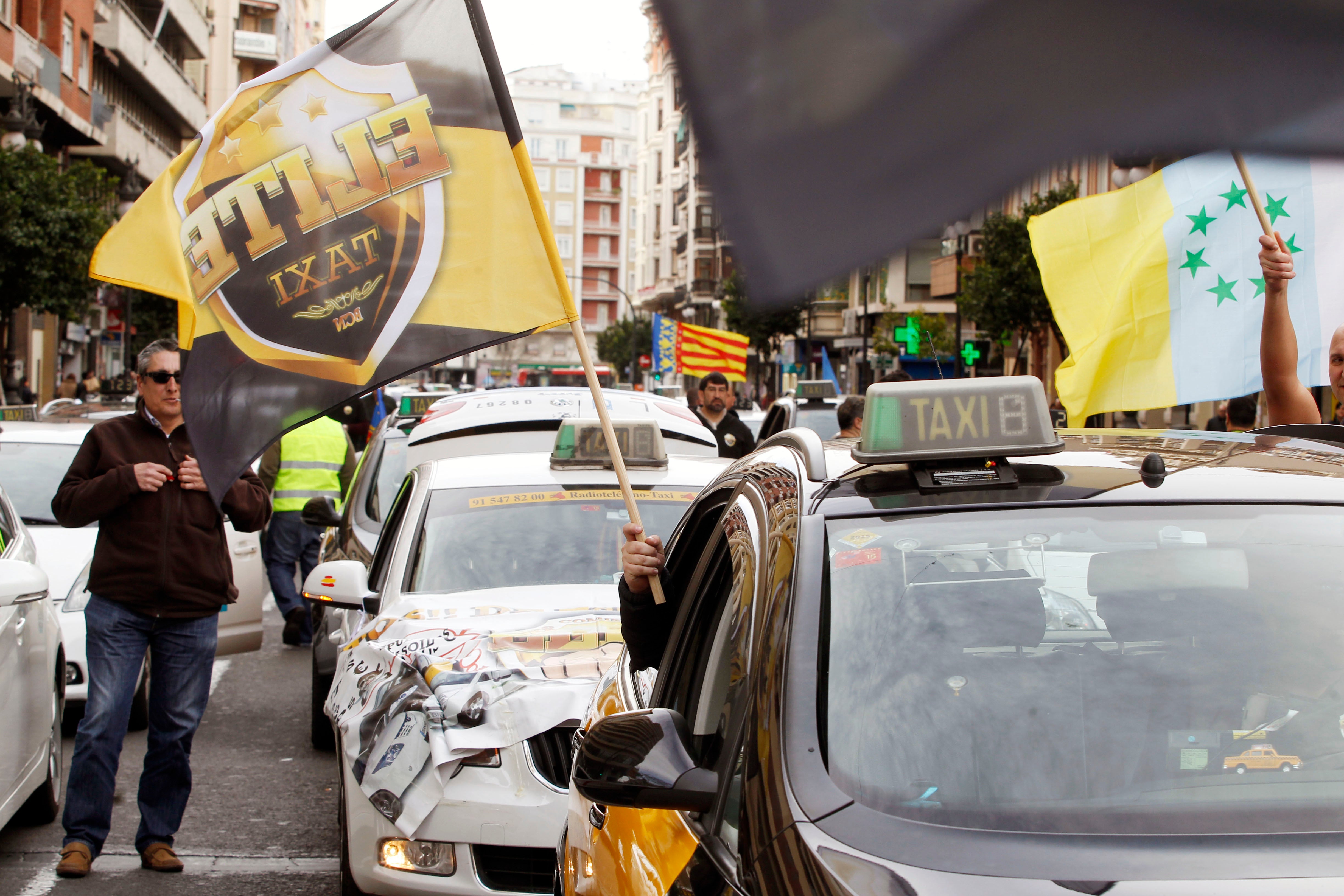 Huelga de taxis, interinos y estudiantes en Valencia