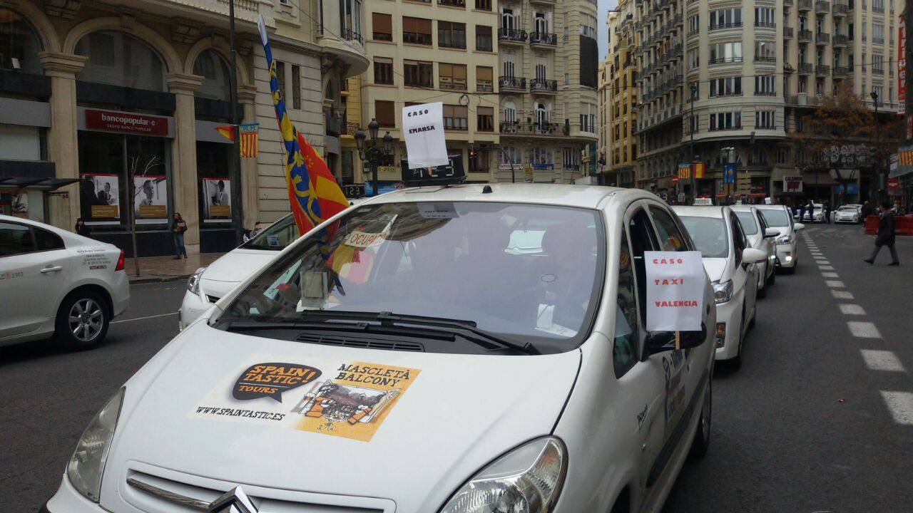 Huelga de taxis, interinos y estudiantes en Valencia
