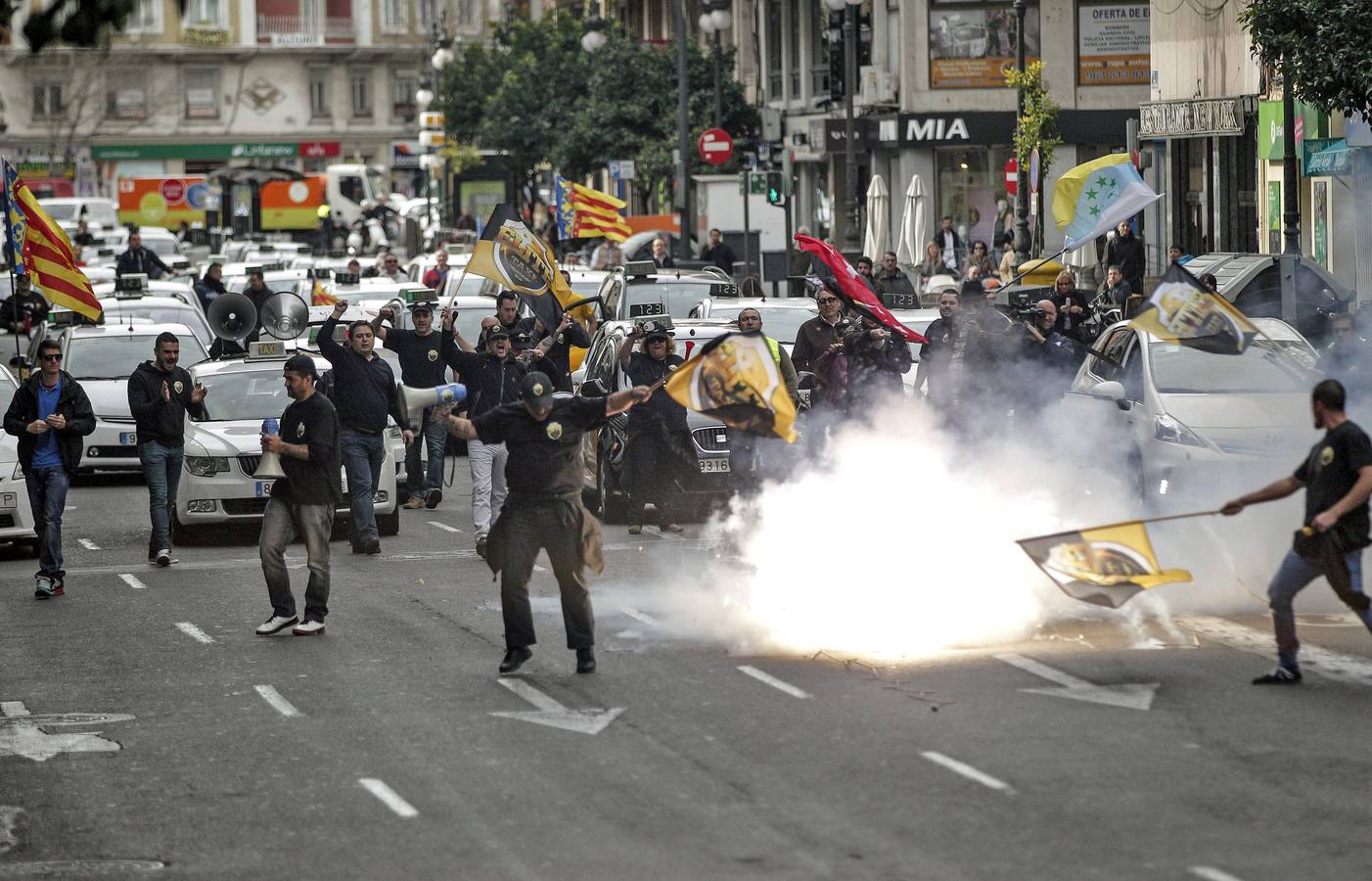 Huelga de taxis, interinos y estudiantes en Valencia