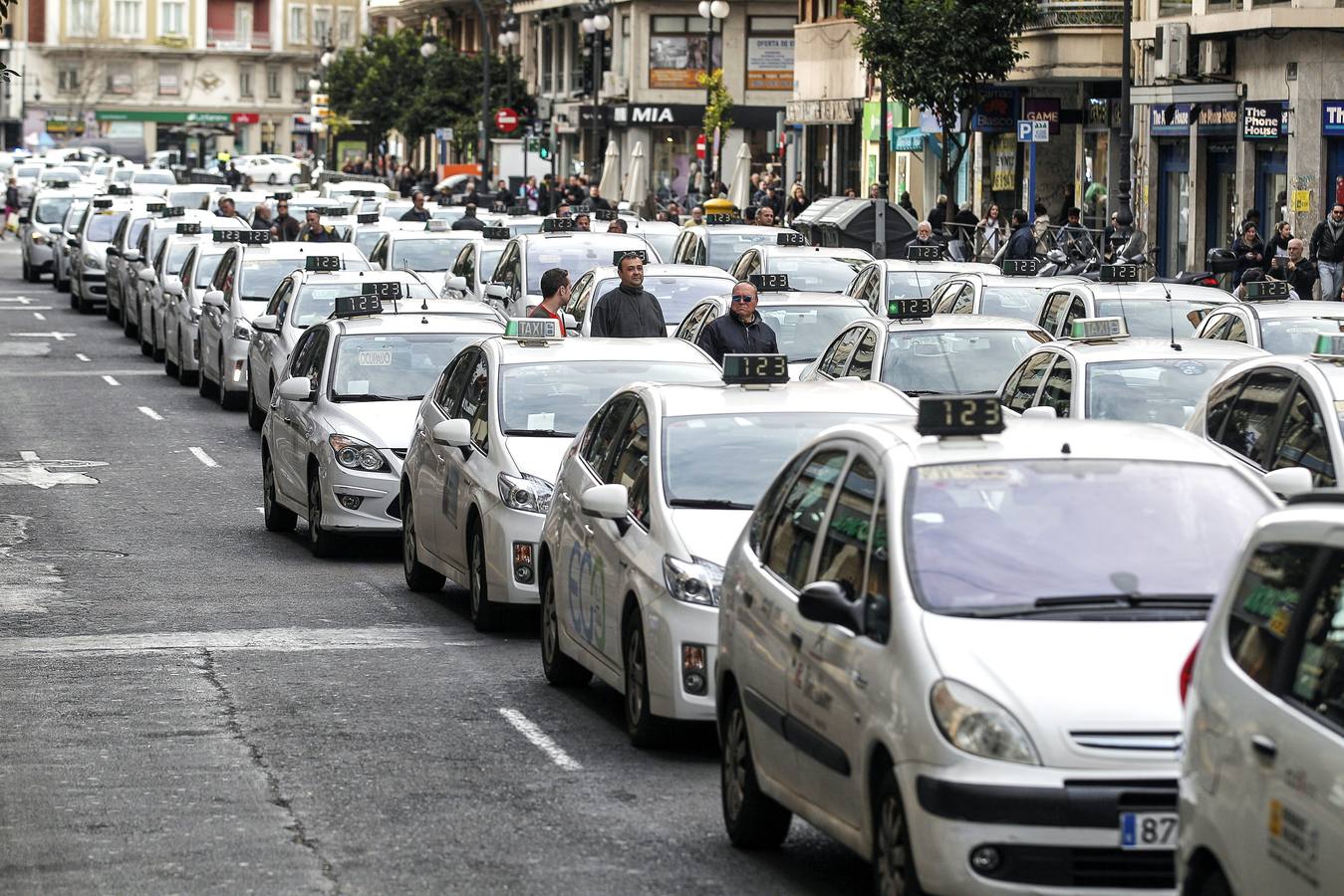 Huelga de taxis, interinos y estudiantes en Valencia