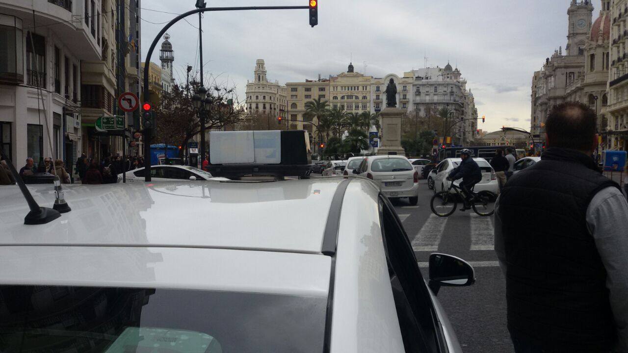 Huelga de taxis, interinos y estudiantes en Valencia