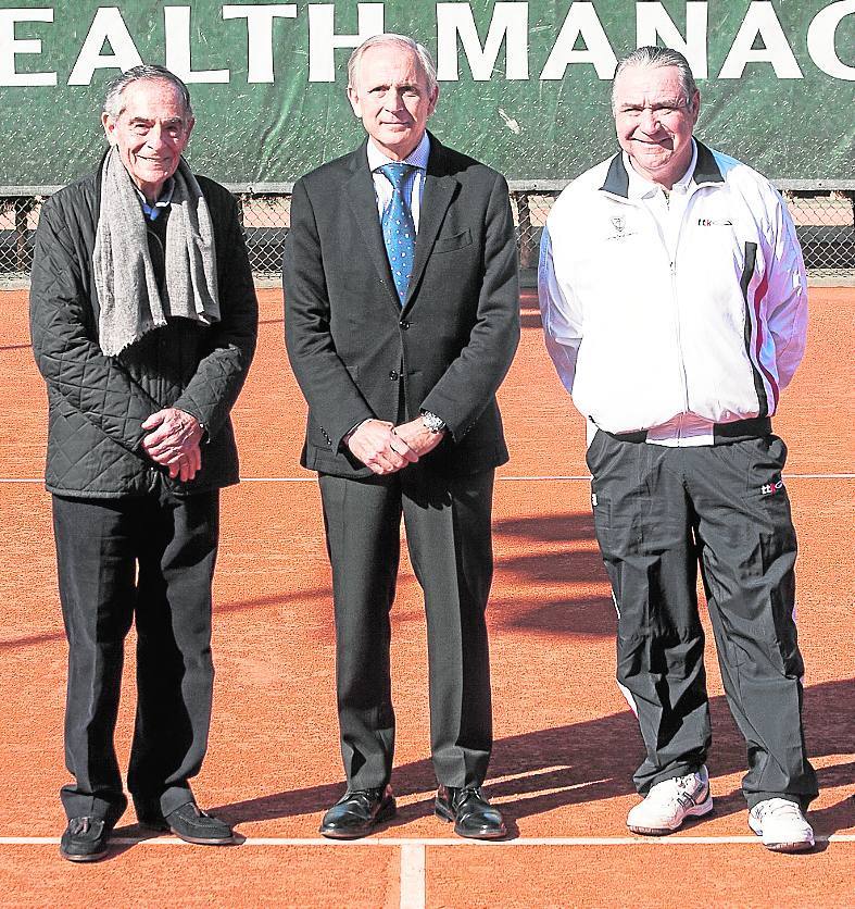 Presidente Ramiro Verdejo (centro) en una de las pistas del club junto a dos socios.