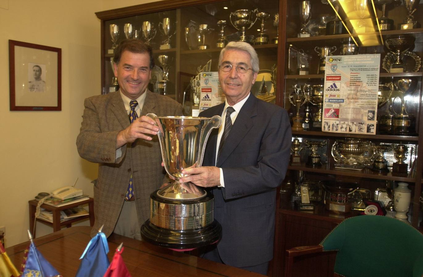 Joaquín García y Fernando Álamo, entonces presidente del club, presentan el trofeo de la LX Copa Faulconbridge.