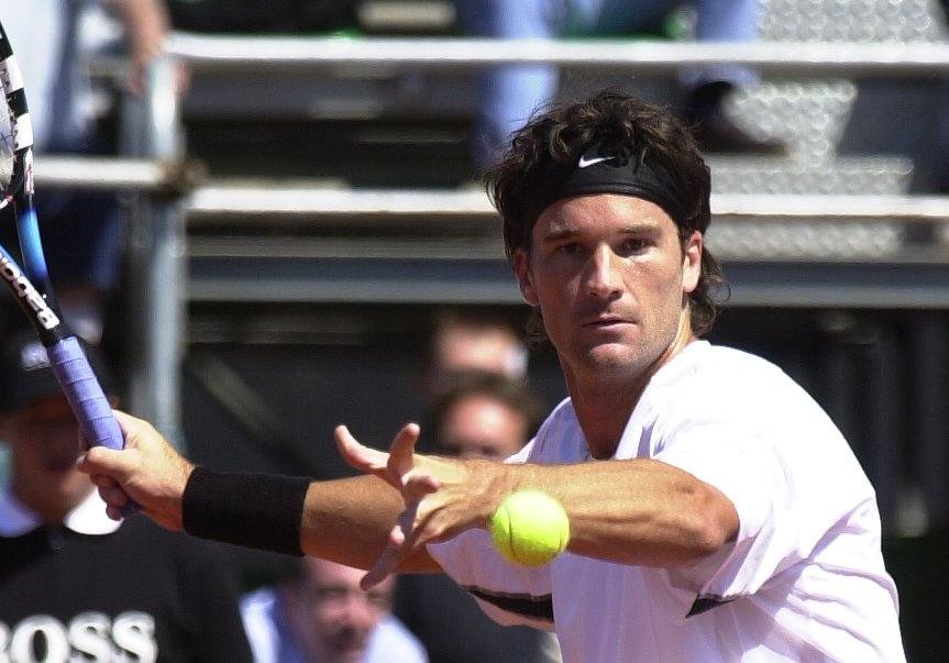 Moyá en un partido de la Davis contra Ljubicic en el Club de Tenis Valencia en 2003.