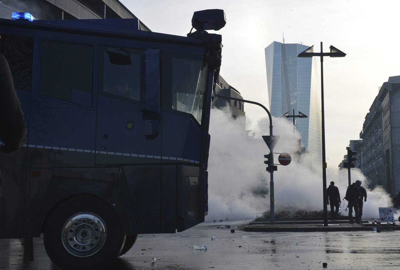 Violentos enfrentamientos en Fráncfort por la inauguración de la sede del BCE