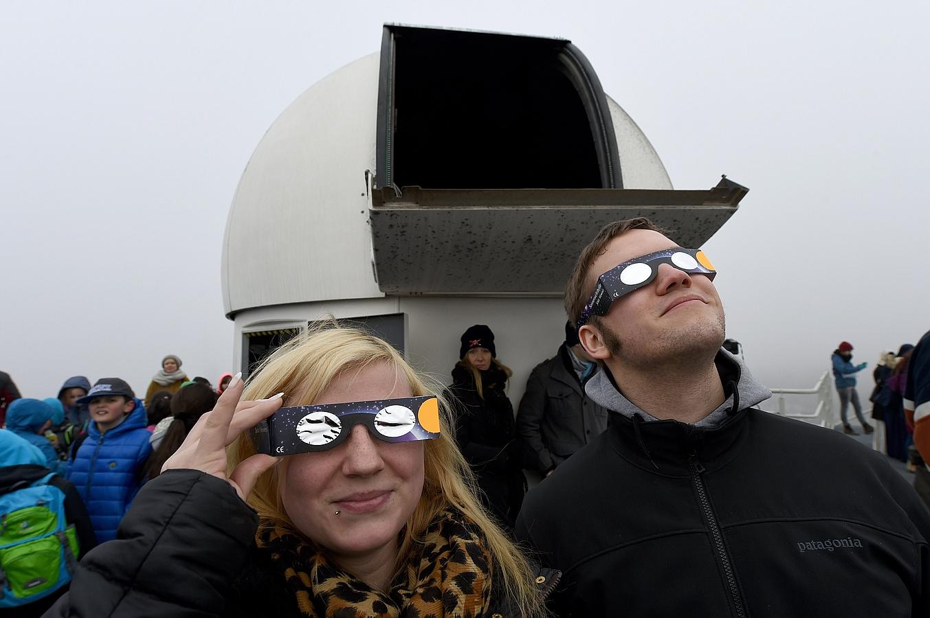 Eclipse solar 2015: Así se ha vivido. KIEL (ALEMANIA). Varias personas se han congregado en la UNiversidad de Ciencias para observar el eclipse parcial de sol con el que se despide el invierno.