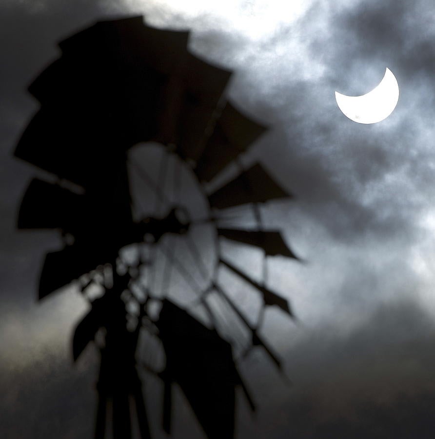 Eclipse solar 2015: Así se ha vivido. FUERTEVENTURA. Una imagen del  eclipse parcial de Sol que ha dado comienzo por las Islas Canarias, aproximadamente a las 7:44 de la mañana (hora local) en El Hierro, y en la península, ha empezado a verse entre las 08:58 en la provincia de Cádiz y las 09:13 en la de Girona, y acaba entre las 11:06 y las 11:31 de la mañana y que solo se ve como eclipse total en las islas Feroe (Atlántico septentrional) y en las Svalbard (Océano Ártico).