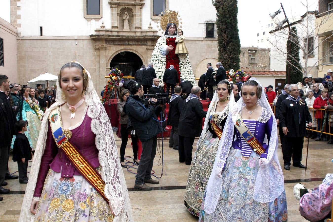 Fallas 2015: Ofrenda de flores a la Mare de Déu en Dénia