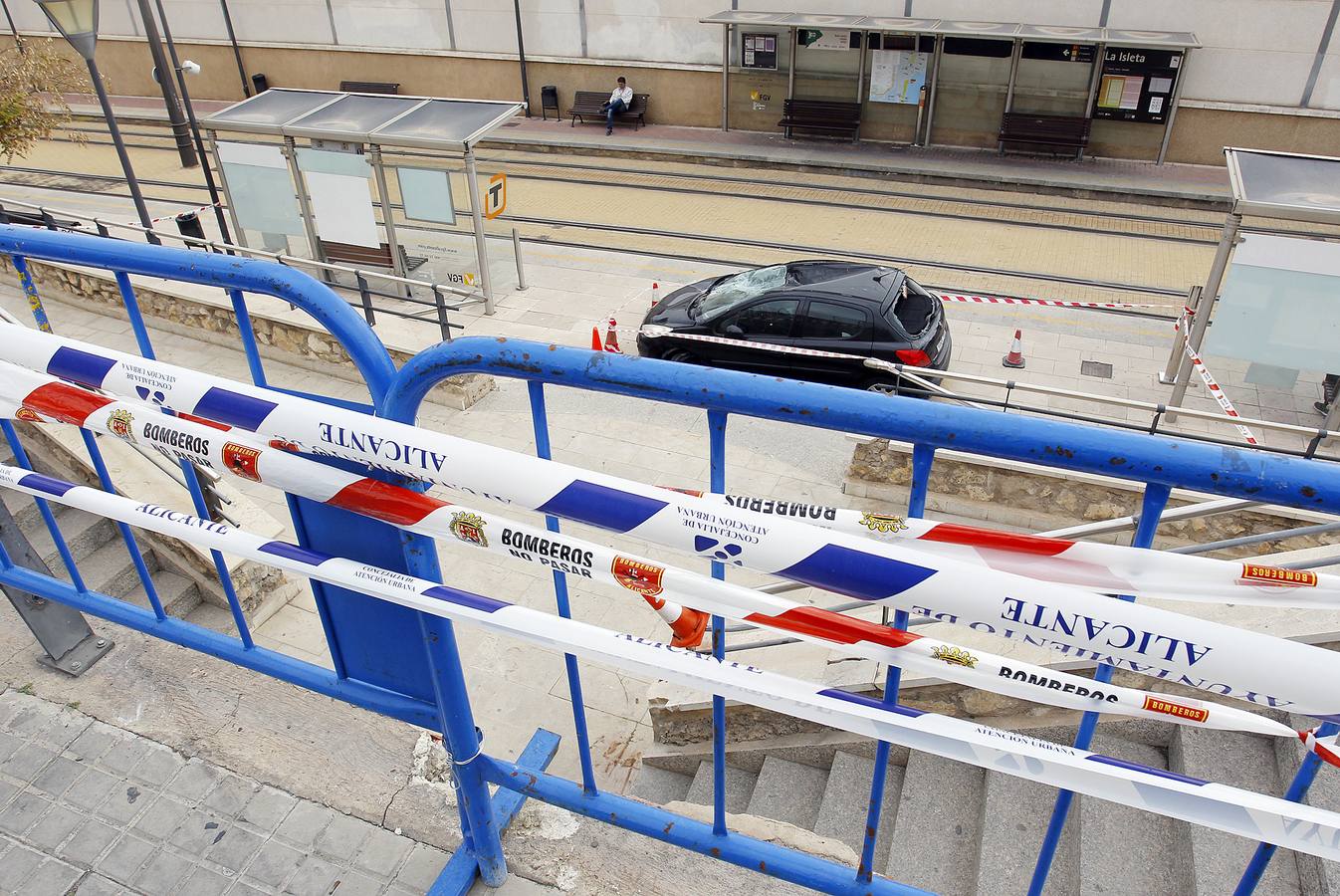 Un coche &#039;aterriza&#039; en la parada La Isleta del TRAM