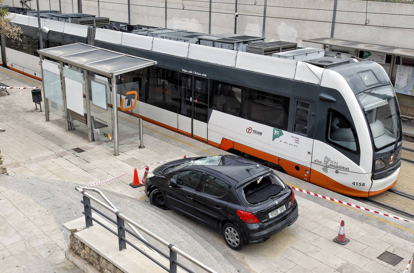 Un coche &#039;aterriza&#039; en la parada La Isleta del TRAM