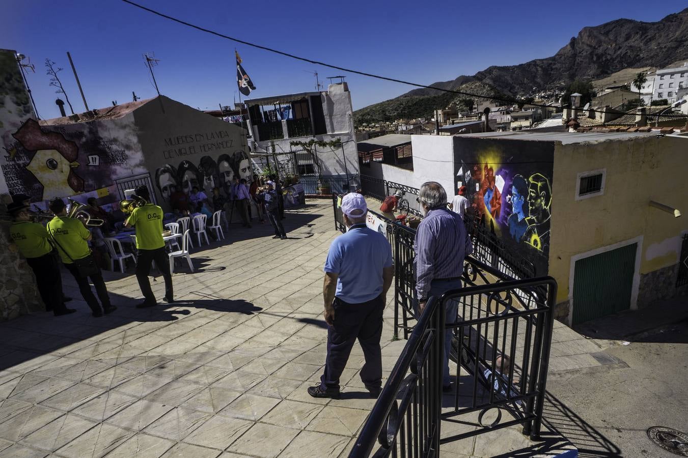 Artistas pintan murales en el barrio de San Isidro de Orihuela