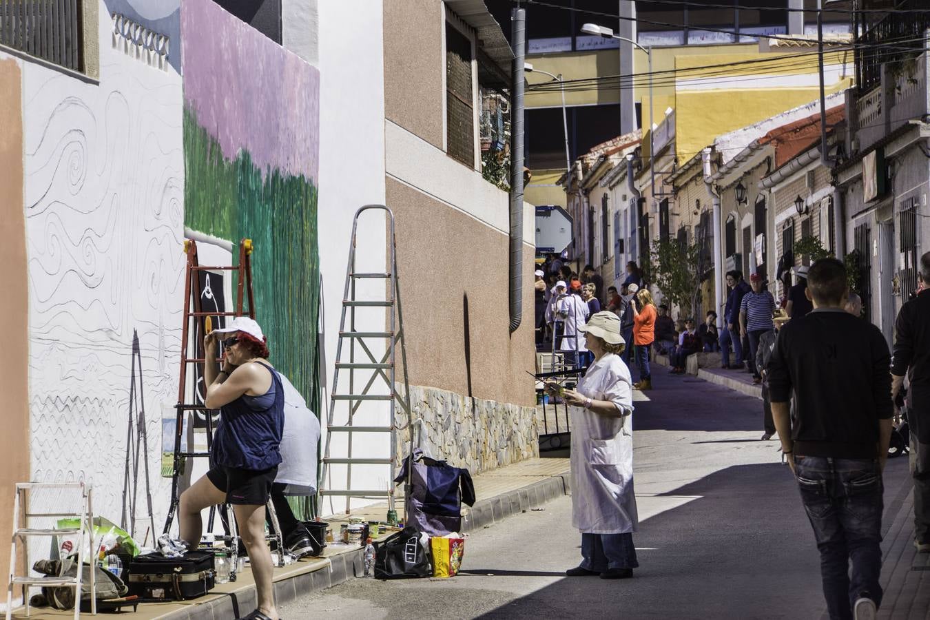 Artistas pintan murales en el barrio de San Isidro de Orihuela