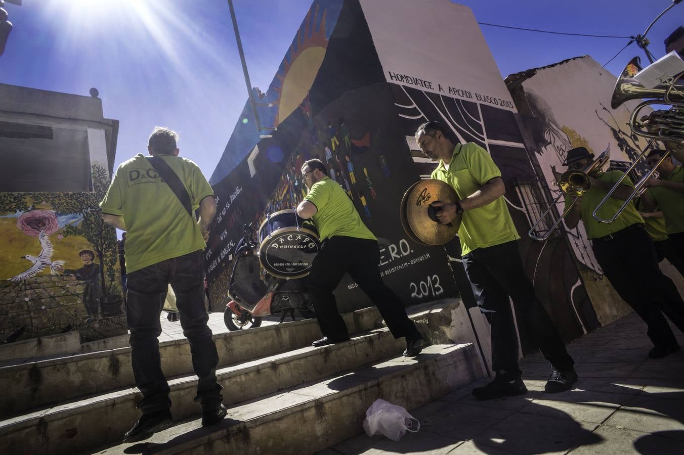 Artistas pintan murales en el barrio de San Isidro de Orihuela