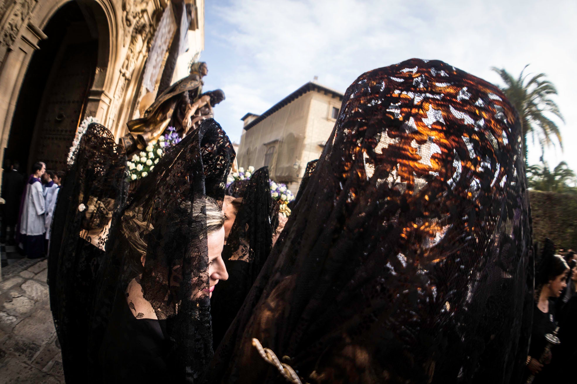 Las Mantillas velan la muerte de Jesús