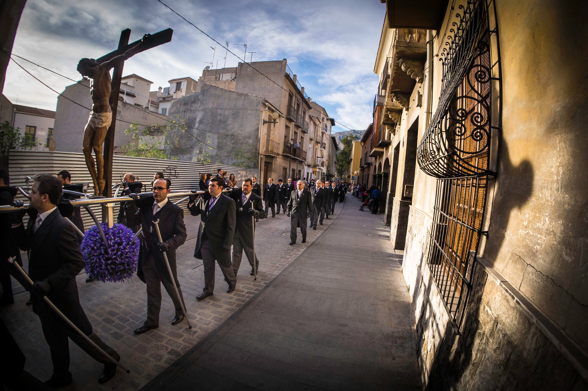 Las Mantillas velan la muerte de Jesús